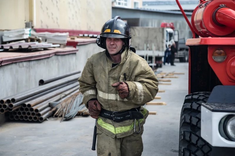 Пожарные эвакуировали из горящего подъезда в Бердске 14 человек