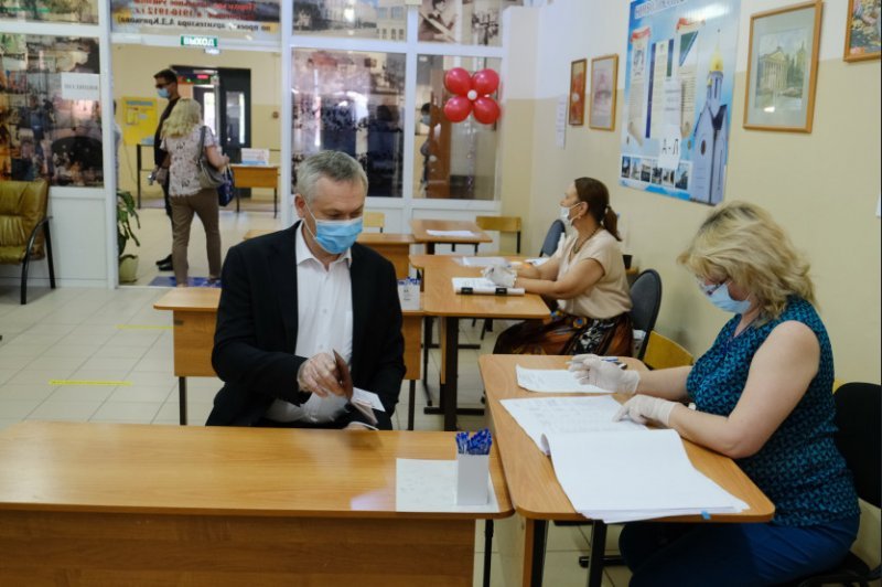 «Это на десятилетия»: губернатор Травников проголосовал по поправкам в Конституцию РФ на участке №2001