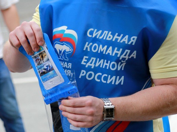 Новосибирские единороссы скинулись на халаты и чехлы для медиков 