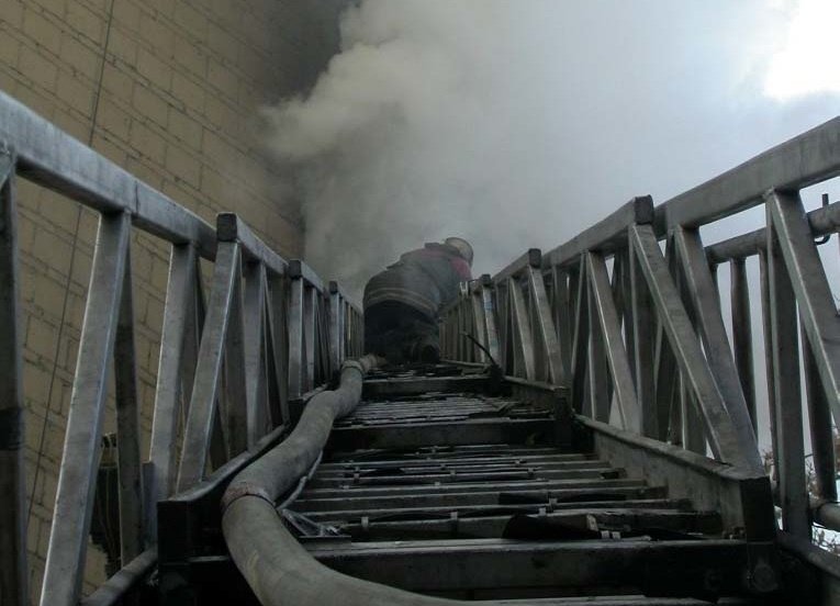 На ночной пожар в центре Новосибирска прибыли 13 сотрудников МЧС