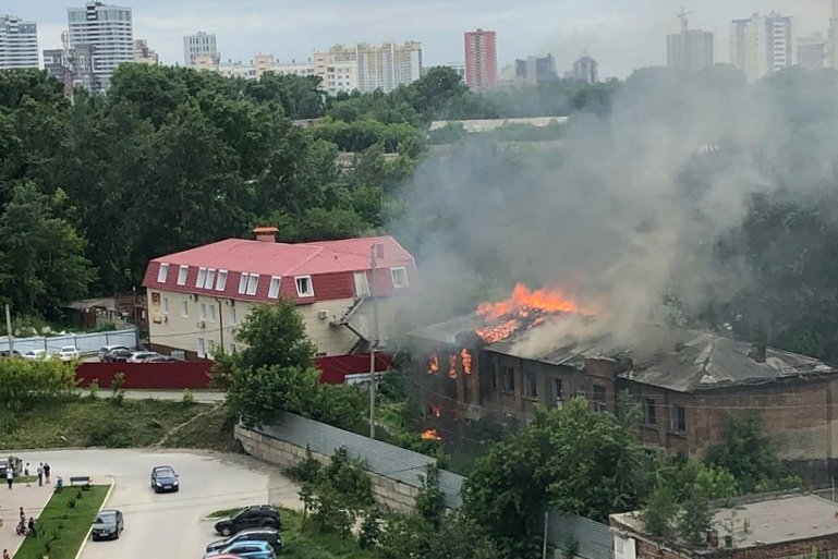 Двухэтажный барак вспыхнул в Новосибирске