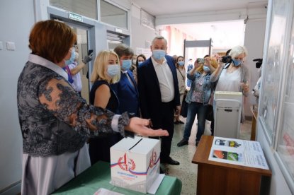 «Только с согласия населения»: губернатор Травников проверил работу избирательного участка в Бердске 