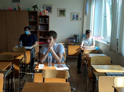 «Рвут маски и трясутся»: как в Новосибирске прошёл первый день сдачи ЕГЭ? 