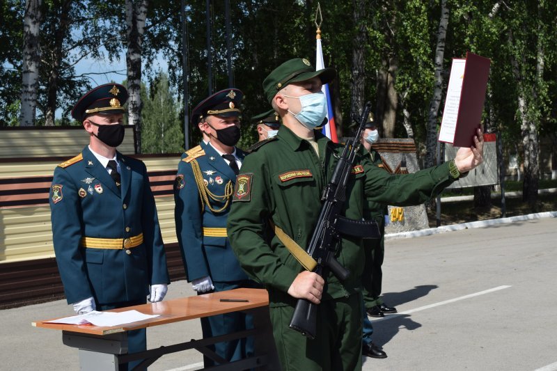 10 ракетчиков приняли присягу на верность Родине в Новосибирской дивизии 