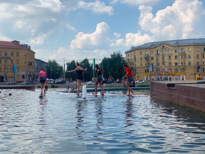 «Работают только два фонтана»: новосибирцы приступили к водным баталиям в центре города