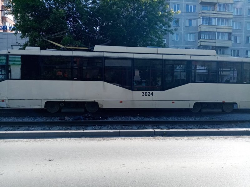 Горящий трамвай потушили пожарные на улице Вертковская