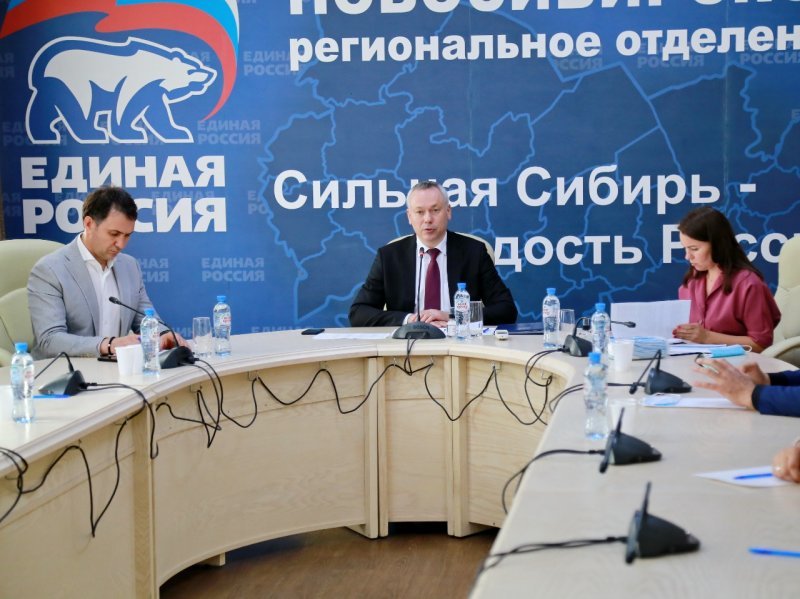 Губернатор Травников назначил новых заместителей и министров 