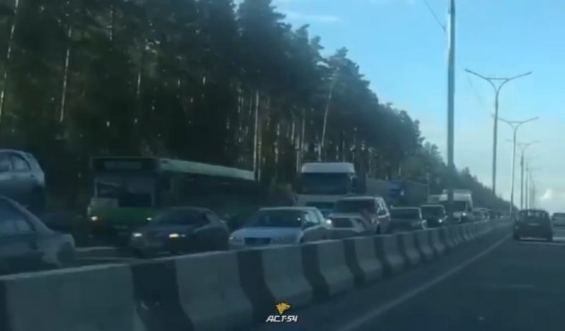 На выезде из Новосибирска произошел дорожный коллапс длинной в 12 километров