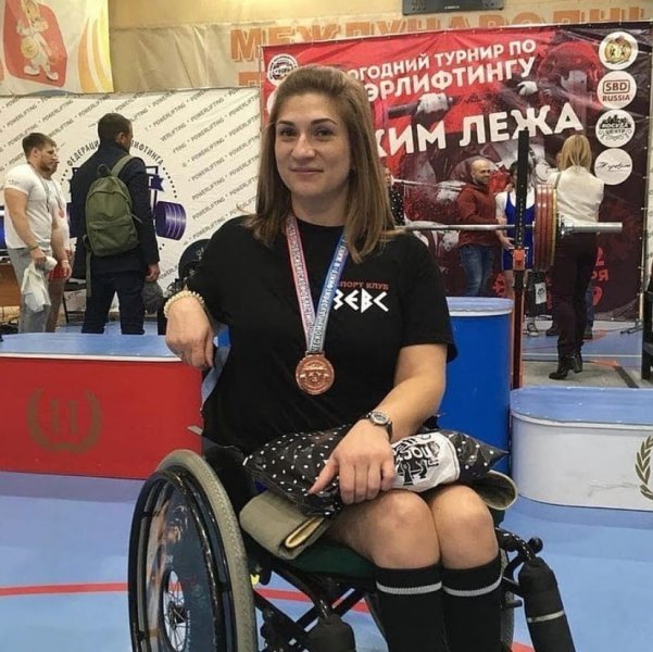 «Думала, встану и побегу»: девушка с инвалидностью стала чемпионкой по пауэрлифтингу
