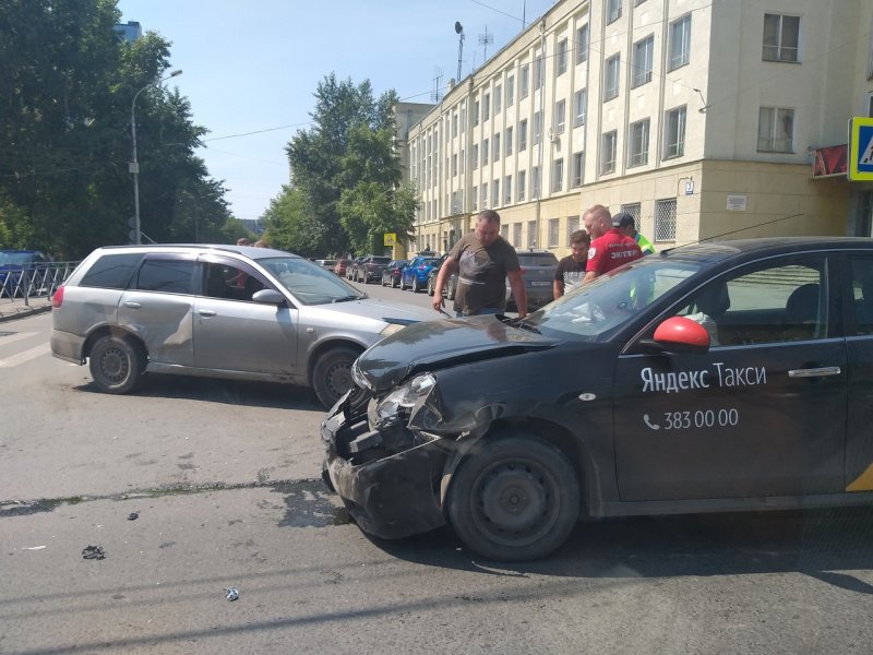 В центре Новосибирска произошло ДТП с участием такси