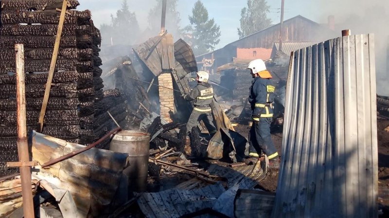 «Не успели спасти»: на месте сгоревших домов в Новосибирске обнаружили мертвого мужчину