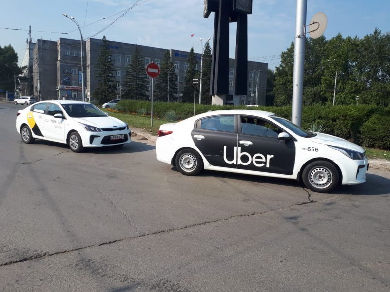 Новосибирские автоинспекторы все выходные ловят таксистов-нелегалов 