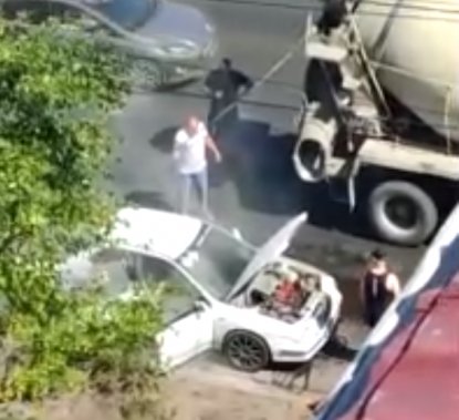 «Теперь литой»: в Новосибирске потушили дымящийся автомобиль цементом