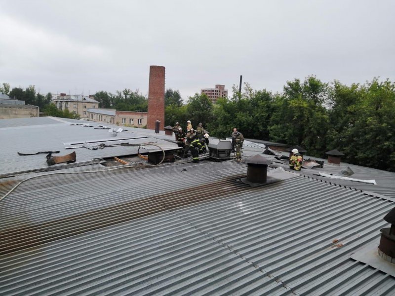 Крыша хлебозавода «Восход» загорелась в Кировском районе