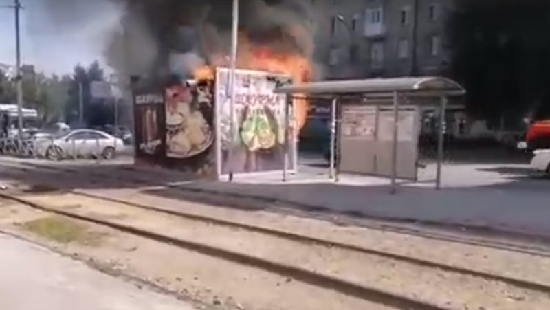 В загоревшемся киоске с шаурмой на площади Маркса пострадал человек