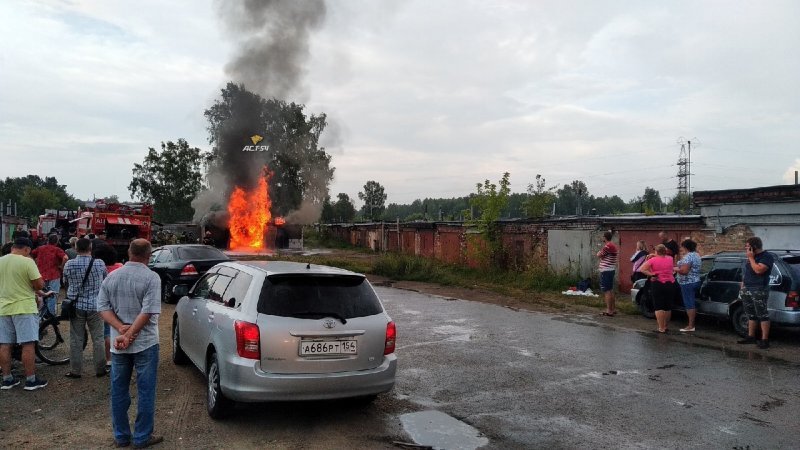 Пенную атаку применили пожарные при тушении залитого бензином гаража в Пашино