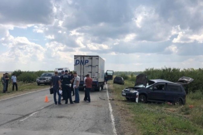 Четыре человека погибли в ДТП с грузовиком на трассе в Новосибирской области