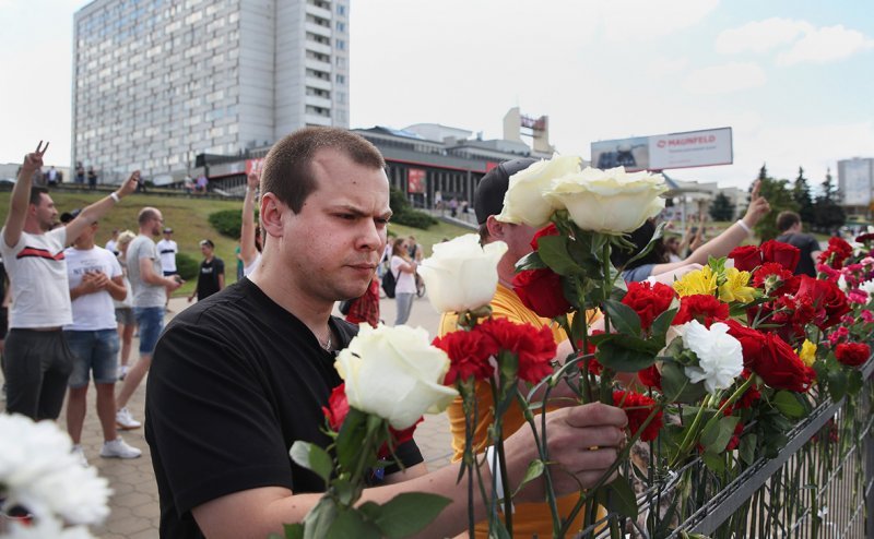 «Уходи!»: Жители Минска несут цветы к месту гибели протестующего 