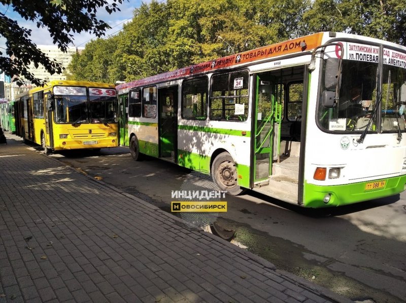 Гонка пассажирского автобуса закончилась ДТП в Новосибирске