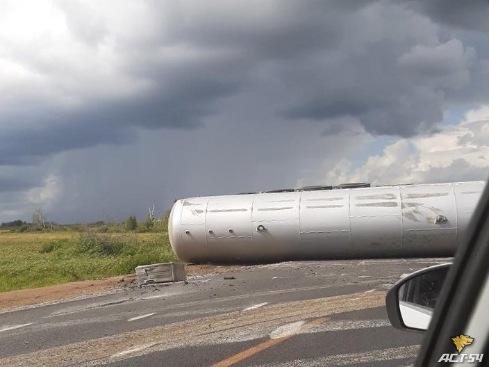 Опрокинувшийся на трассе бензовоз перекрыл дорогу автомобилям