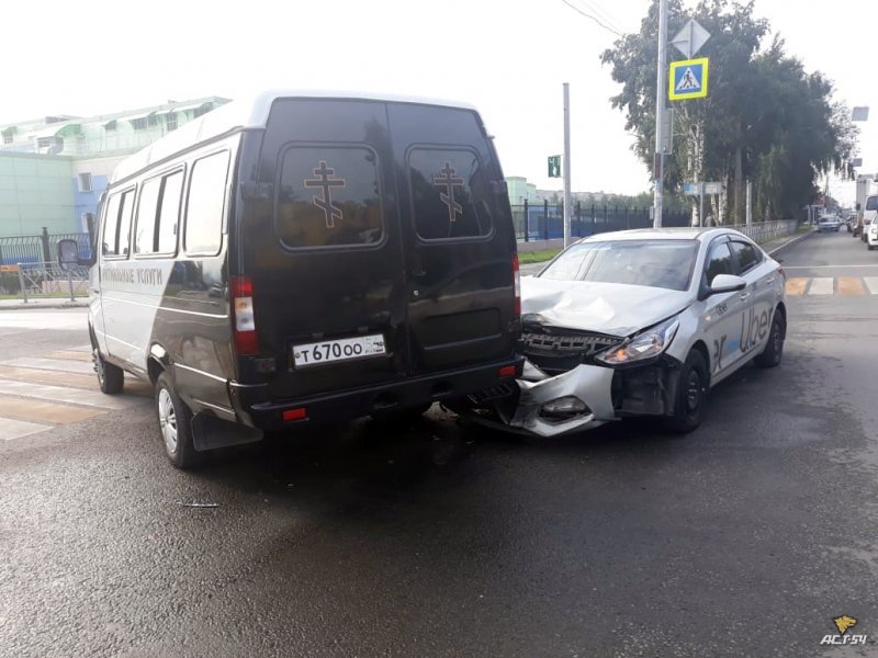 Машина с покойником попала в ДТП в Кировском районе