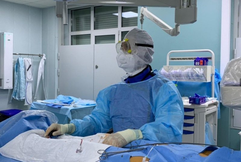В клинике Мешалкина хирурги прооперировали сердечницу с коронавирусом