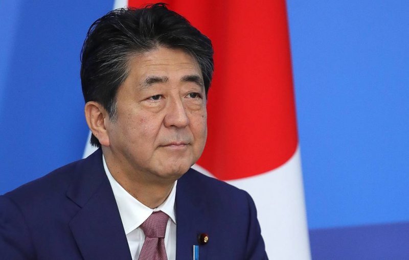 Премьер-министр Японии Синдзо Абэ заявил об отставке из-за кишечной болезни