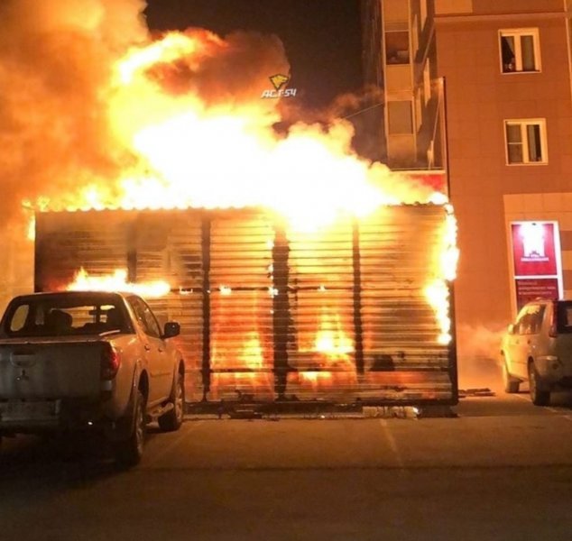 Киоск с фруктами дотла выгорел в Новосибирске