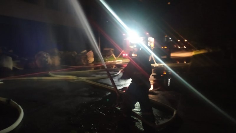 Пожарные три часа тушили пожар на складе в Советском районе водой из Оби