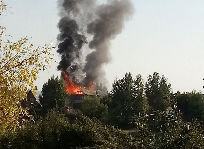 Два часа пожарный катер боролся с огнем в заброшенном доме на улице Шоссейная