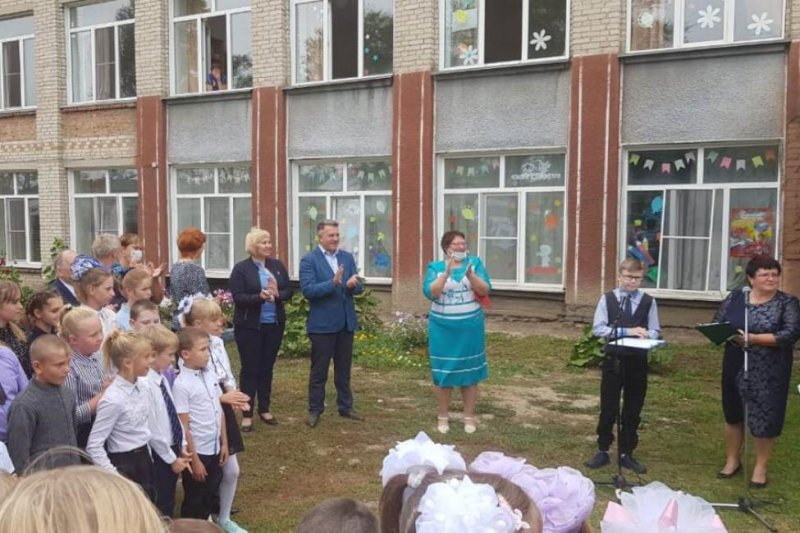 Спикер Заксобрания Андрей Шимкив поздравил сузунских школьников с 1 сентября
