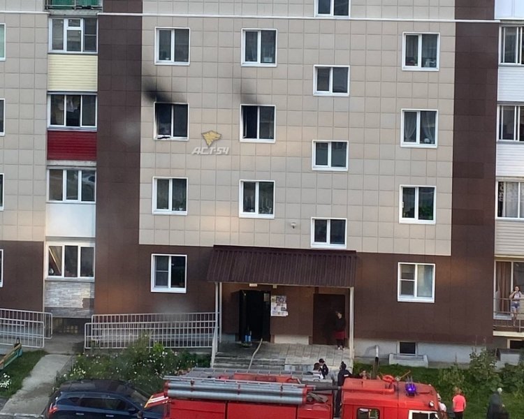 Мать с двумя детьми увезли в больницу после пожара в Калининском районе