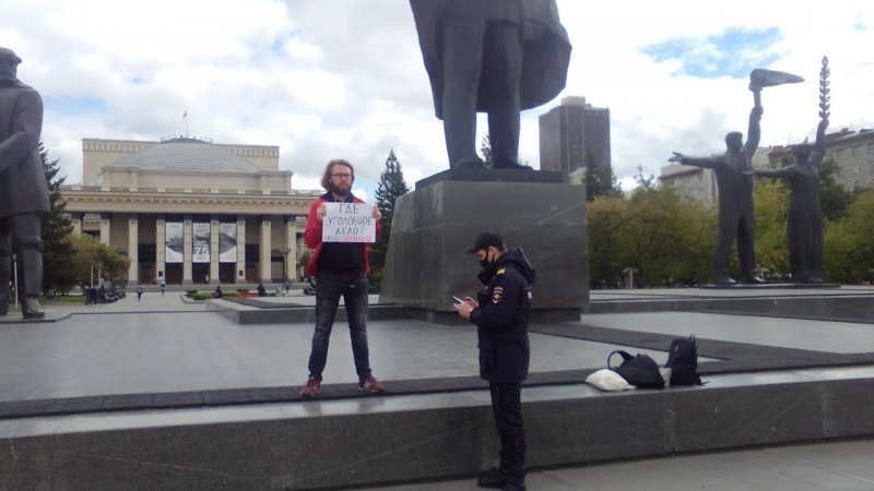 Навальнист из Саратова 16 дней простоял в пикете на главной площади Новосибирска