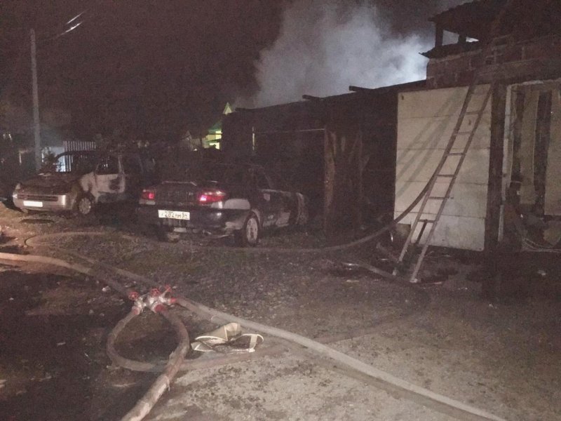 Два дома, гараж, три машины: на Тульской считают ущерб от крупного пожара