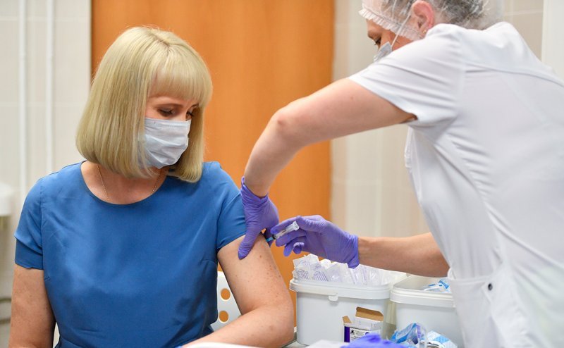 Новая вакцина от коронавируса вызывает температуру и боль в мышцах