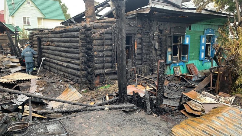 «Была угроза взрыва»: пожарные спасли от огня несколько домов в Калининском районе