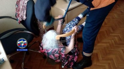 Спасатели помогли застрявшей в журнальном столике бабушке 