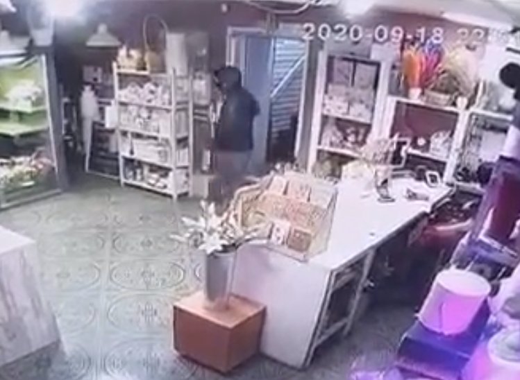 Работницы цветочного магазина пережили нападение с ножом и попытку изнасилования