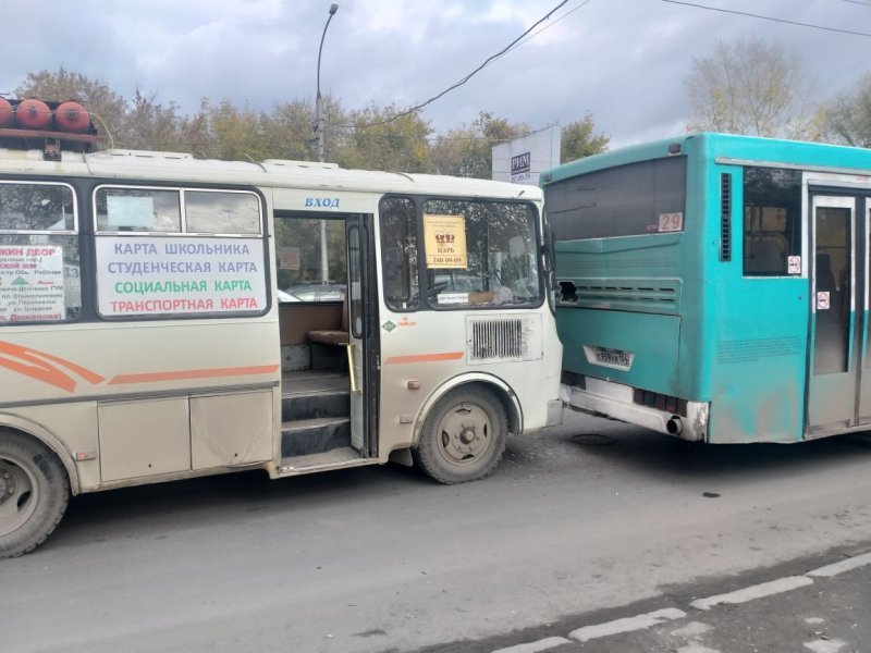 При столкновении двух автобусов в Новосибирске пострадала семилетняя девочка