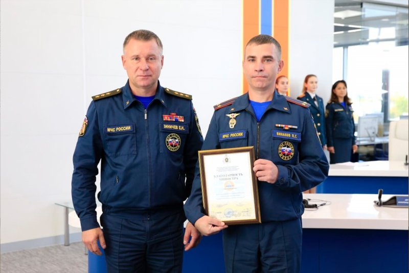 Начальник пресс-службы новосибирского главка МЧС привез награду из Москвы