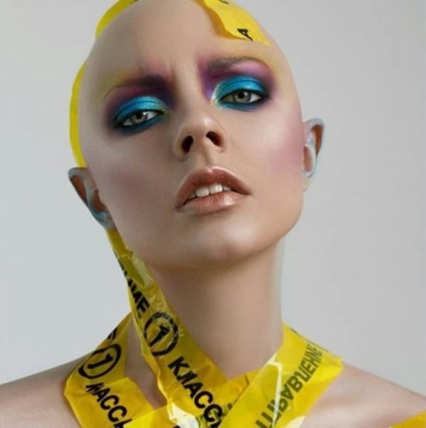 «Срывали платок и издевались»: девушка из Новосибирска потеряла волосы в 13 лет и теперь работает моделью