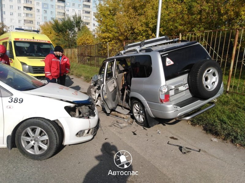 Водитель такси сбежал после ДТП с беременной женщиной 