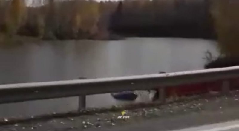 Водитель грузовика выжил при ночном падении с трассы в озеро