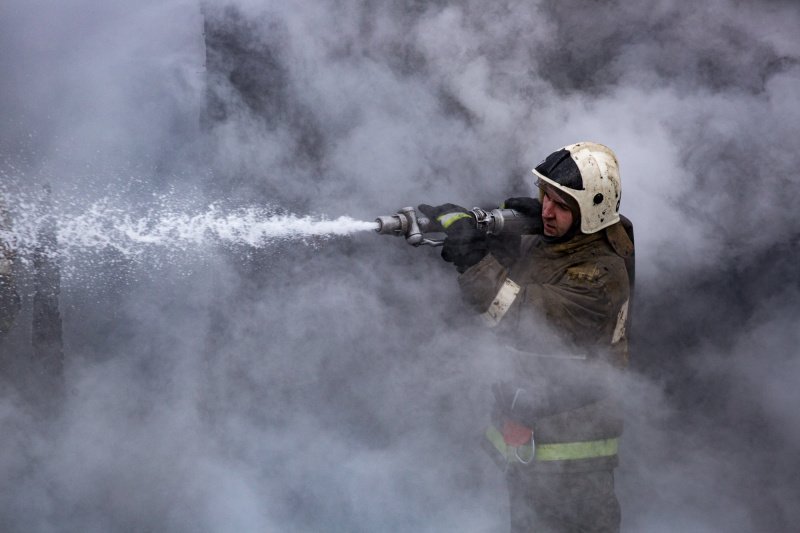 Пожарные разбирают завалы после пожара в частном доме в Новосибирске