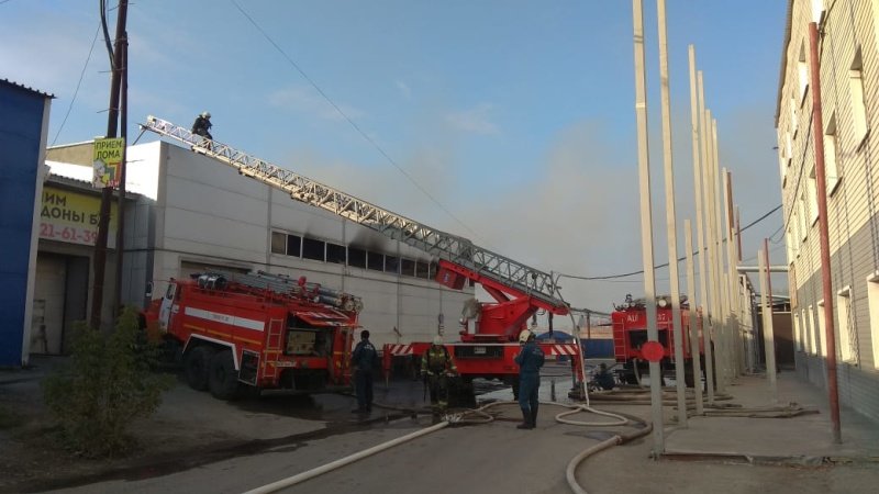 Пожарные продолжают ликвидацию возгорания на складе в Кировском районе