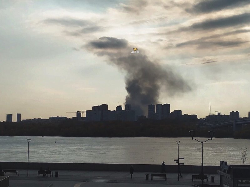 Новосибирские спасатели шесть часов тушили пожар на строительном складе