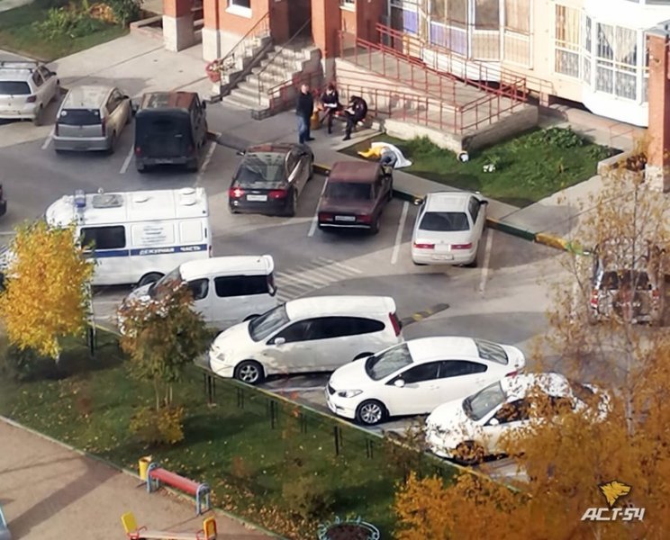 Рядом лежало ведерко: сибиряк сорвался с 17-го этажа в Калининском районе