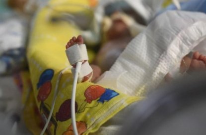 «Жестко на диван положила»: мать избитого младенца клянется в своей невиновности