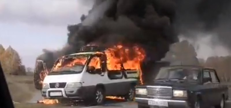 Микроавтобус сгорел на трассе в Ордынском районе