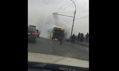 На Димитровском мосту в пробке загорелся автобус